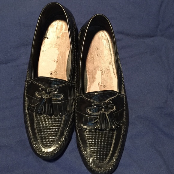 Black loafer Hushpuppies