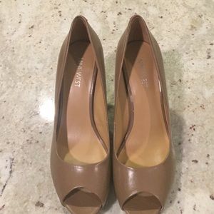 Nine West dark nude peep toe like new