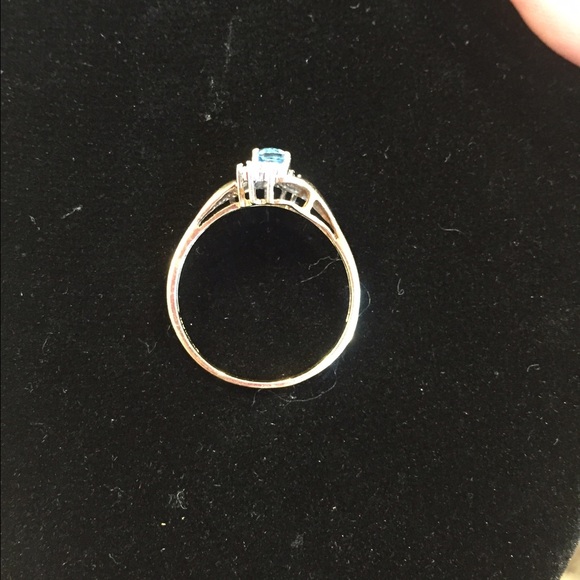 10kt yellow gold blue topaz ring - Picture 2 of 3