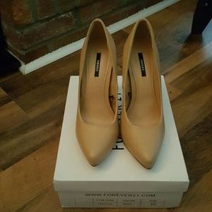 Basic nude minimalist heel