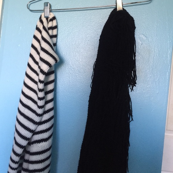 2 scarfs