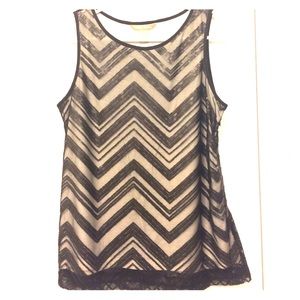 Chevron sequence black and white top