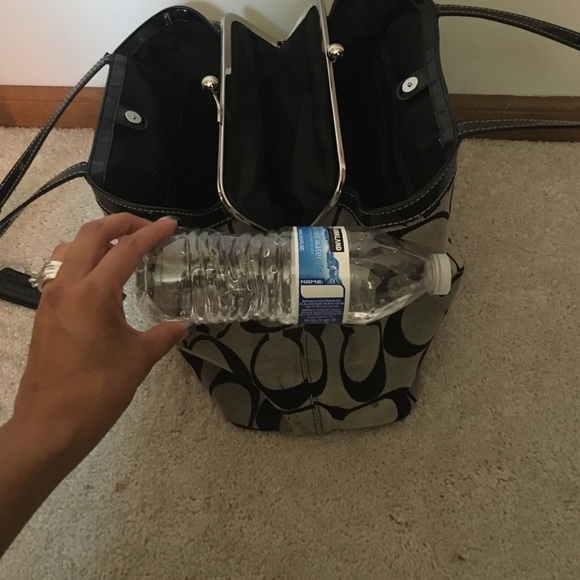 Coach hand bag - Picture 3 of 4