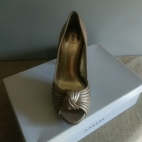 Shoes - Picture 2 of 4