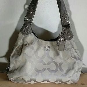 Coach Signature Maggie