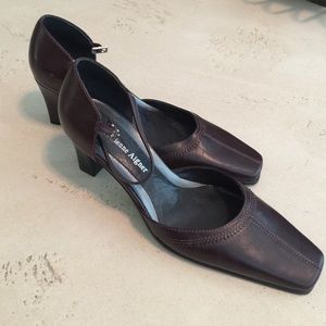 Eitenne Aigner brown heals, size 5 1/2