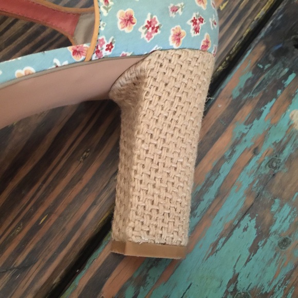 Shoes - Picture 2 of 4