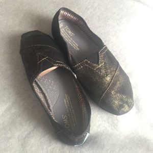 Black and gold Toms