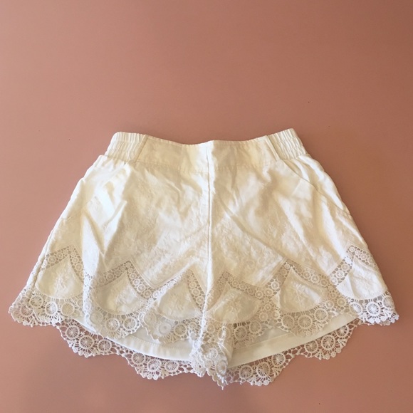Lace trim high waisted short