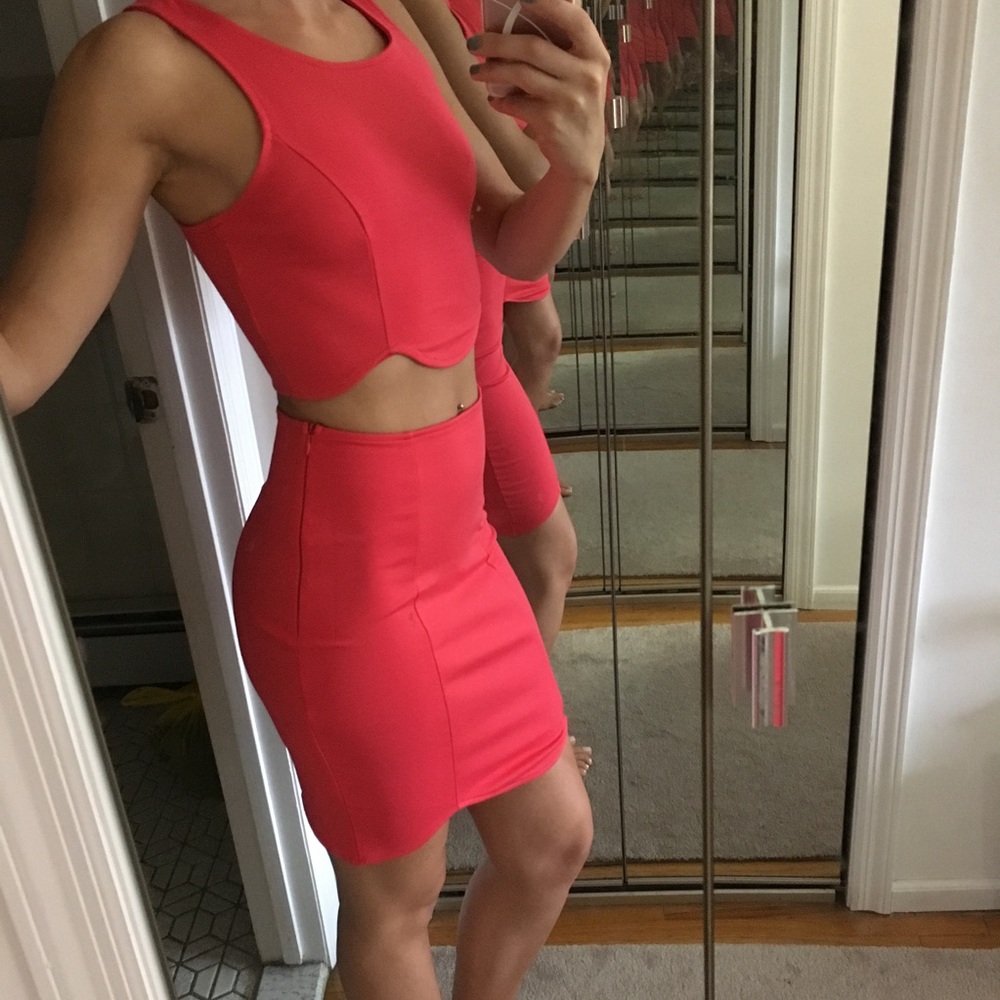 NWT Coral scalloped set
