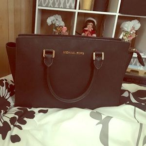 Michael Kors Large Selma Handbag Giveaway