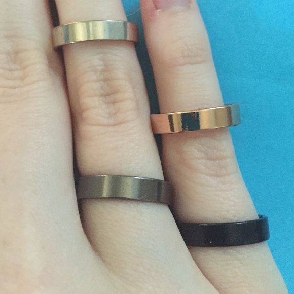 Set of 4 Rings - Picture 2 of 3