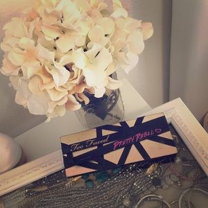 Too faced pretty rebel palette