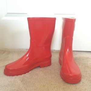 red rain boots