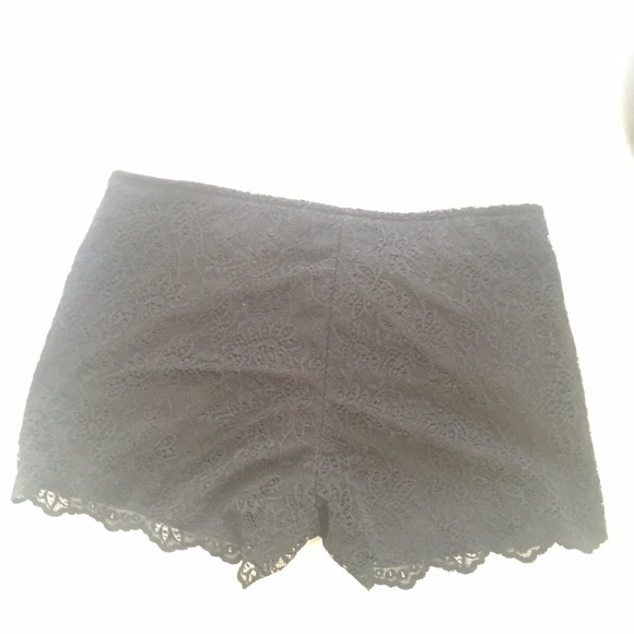 Zara Fitted Lace Shorts - Picture 2 of 3