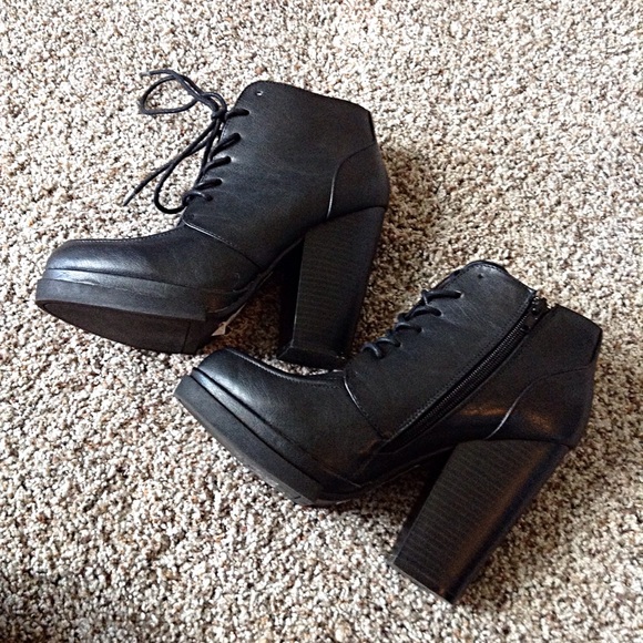 Chunky black heel boots - Picture 2 of 2