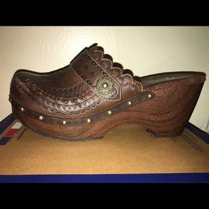 Womens "SO...So real so right" Frolic Brown clogs