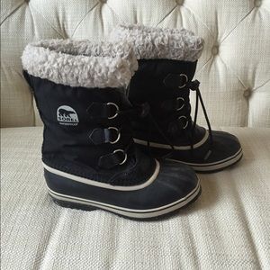 Sorel boys yoot pac boot. Boys size 5. Euro 37.