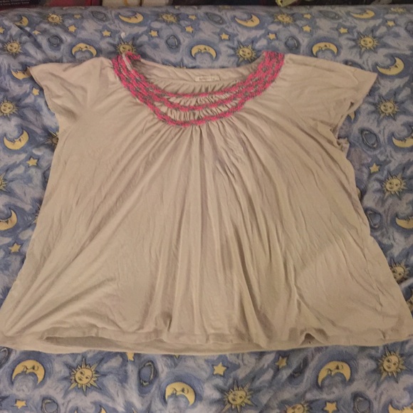Old Navy 3x v neck with pink and grey design