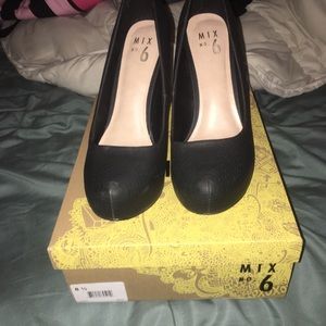 Mix 6. Black pumps