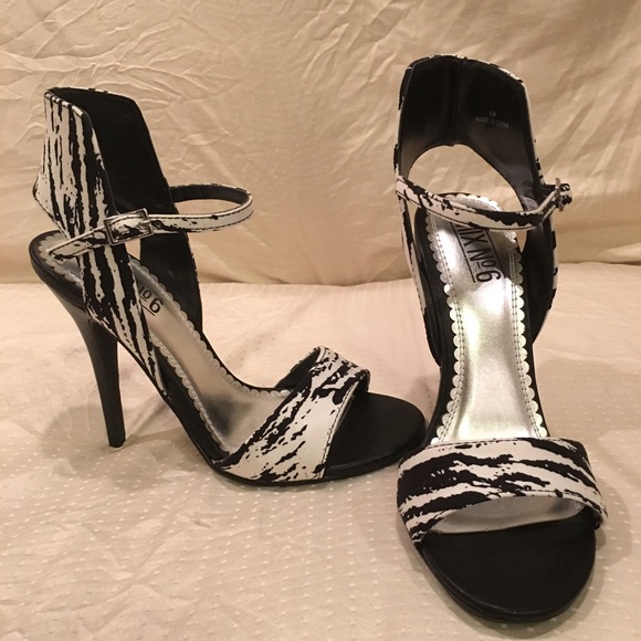 Black and white heels sz 5