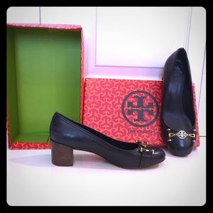Tory Burch 7.5 navy pumps.