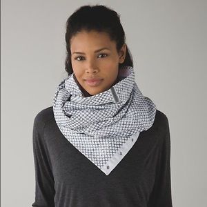 Lululemon Vinyasa Fleece scarf NWT