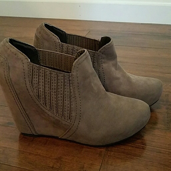 Fergalicious sz 6 gray wedge booties
