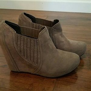 Fergalicious sz 6 gray wedge booties