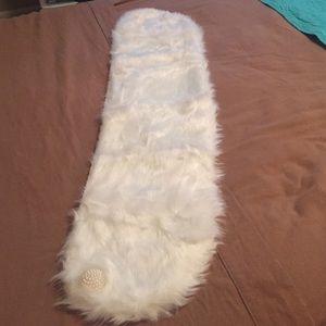 Wedding shawl in fur and with crystal pin