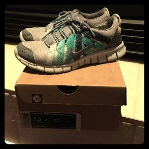 Cute women's Nike free powerlines + size 7.5.