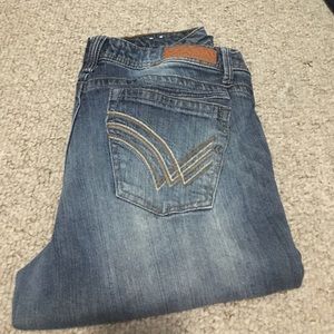 Cute jeans with decorated pockets.