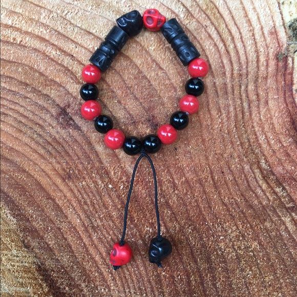 Red and Black Howlite Skull Bracelet - Picture 1 of 2