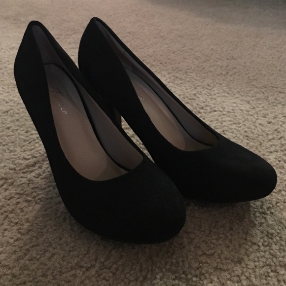 Suede Black Pumps