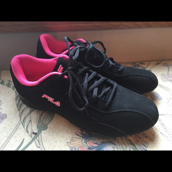 FILA New ... 9.5 women's  black with hot pink