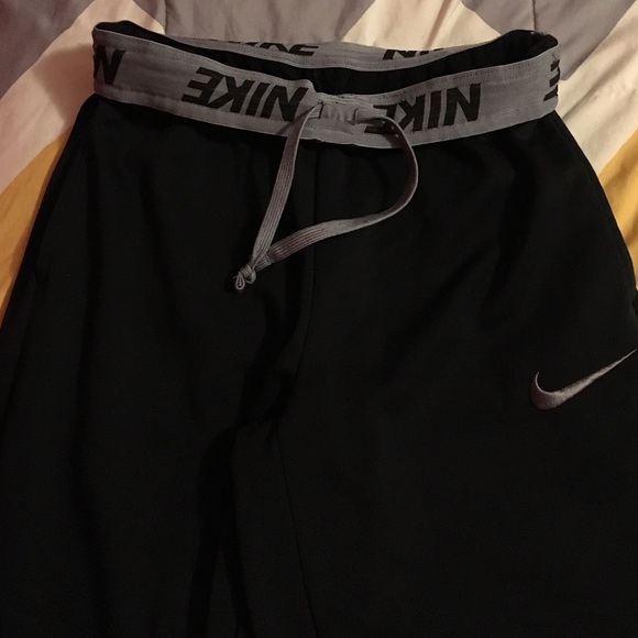 Black Nike therma-fit sweatpants