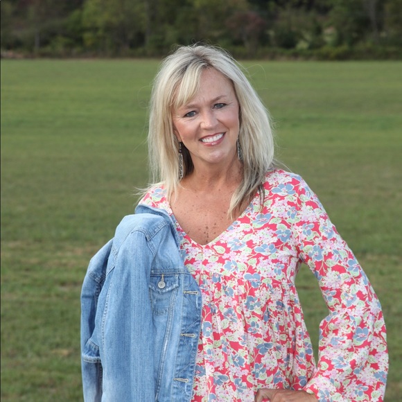 Meet your Posher, Lisa - Picture 2 of 2