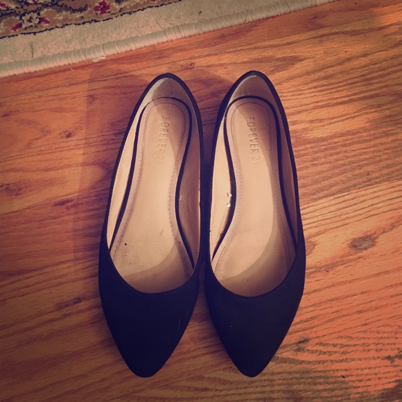 Classic black ballet flat with pointed toe size 6