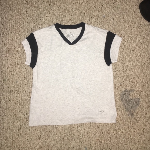 Gray and black shoulder striped tee