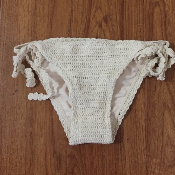 Bikinis - Picture 3 of 4