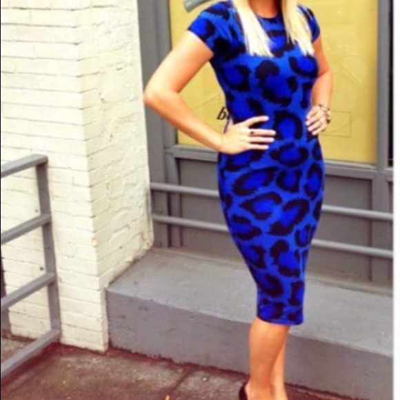 Topshop Dresses & Skirts - 🎉HP🎉.  TOPSHOP TEA LENGTH LEOPARD PRINT DRESS