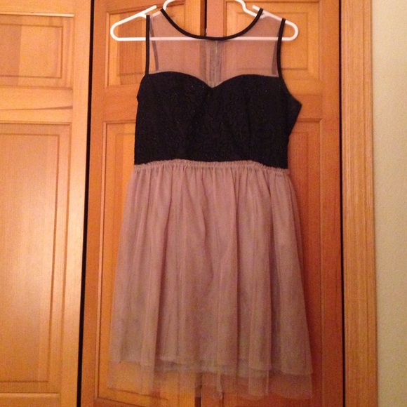 Nude Toole and Black Lace Dress - Picture 2 of 3