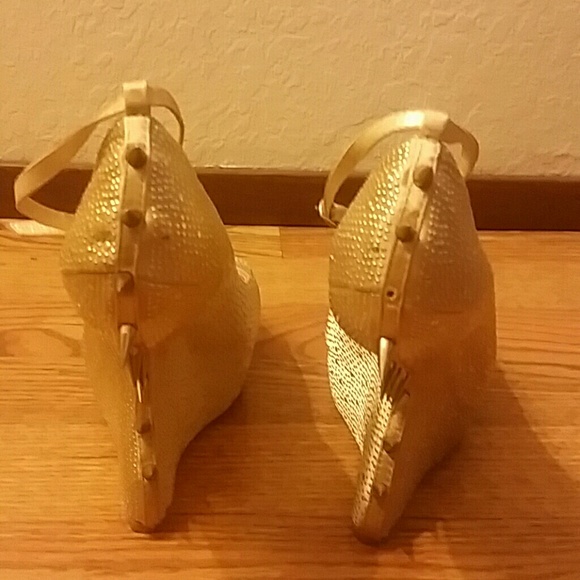 Heel-less spike gold shoes