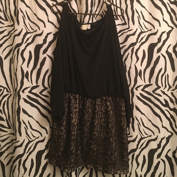 Black long sleeve dress with nude flows bottom👌