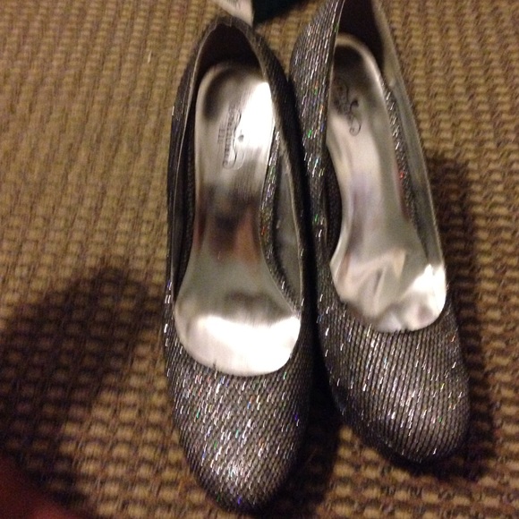 Heels - Picture 4 of 4