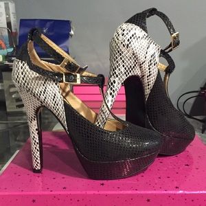 NEVER WORN Black & White snakeskin Platform Heels