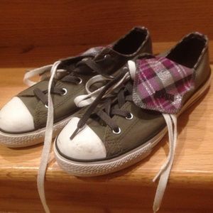 💥LAST CALL💥Girls Converse Sneakers!!