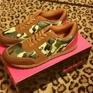 NWOT Camouflage Pink And Cognac Running Shoes