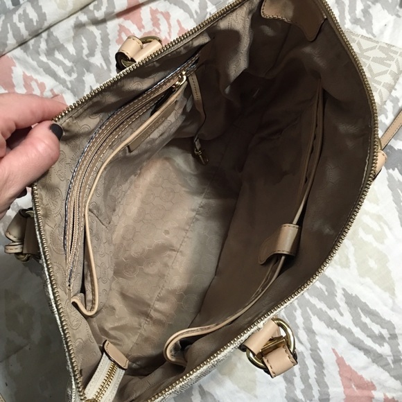 Authentic Michael Kors Large - Picture 2 of 2