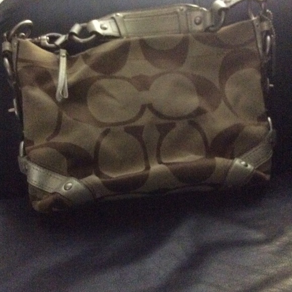 Authentic Coach Purse ! Medium sized Carly